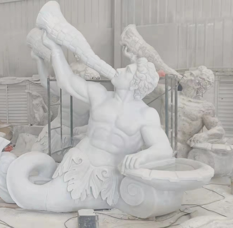 Μαρμάρινο άγαλμα του Τρίτωνα που φυσά την κόγχη

