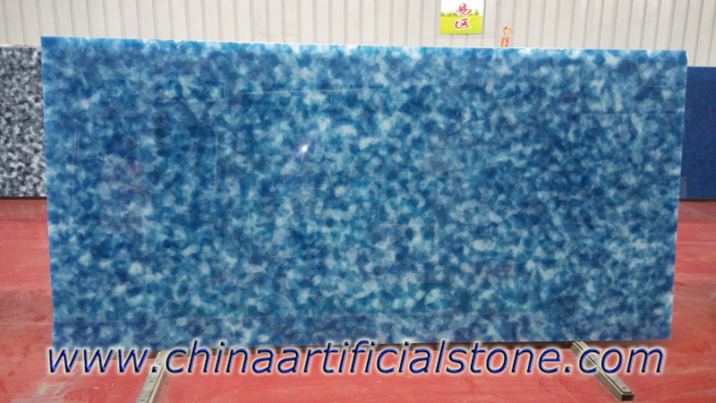 Μπλε και άσπρη επιφάνεια πάγκων από θρυμματισμένο ανακυκλωμένο γυαλί
