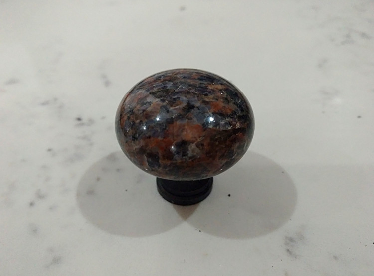 Πόμολα από γυαλιστερή πέτρα Dakota Mahogany για συρτάρι και ντουλάπι
